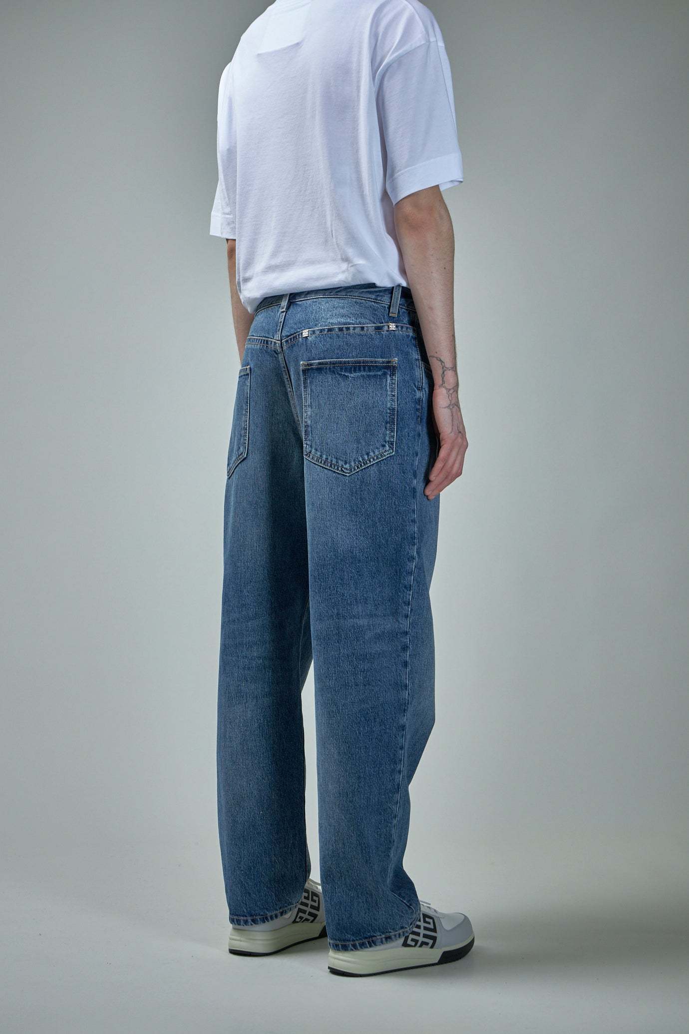 Givenchy Logo Plaque Straight-leg Jeans In Blue