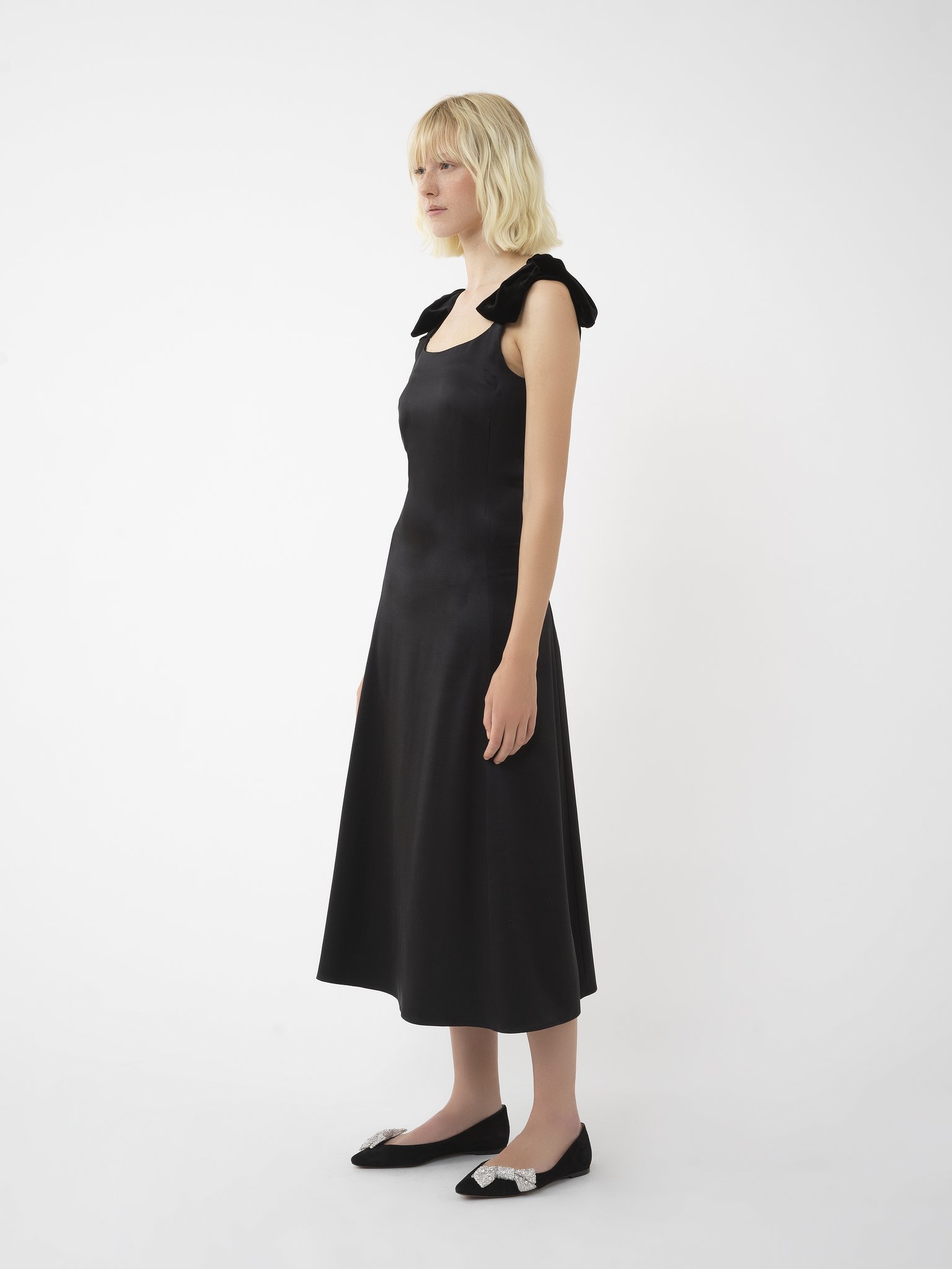 Chloé Bow-embellished Velvet-trimmed Wool And Silk-blend Satin Midi Dress In Black