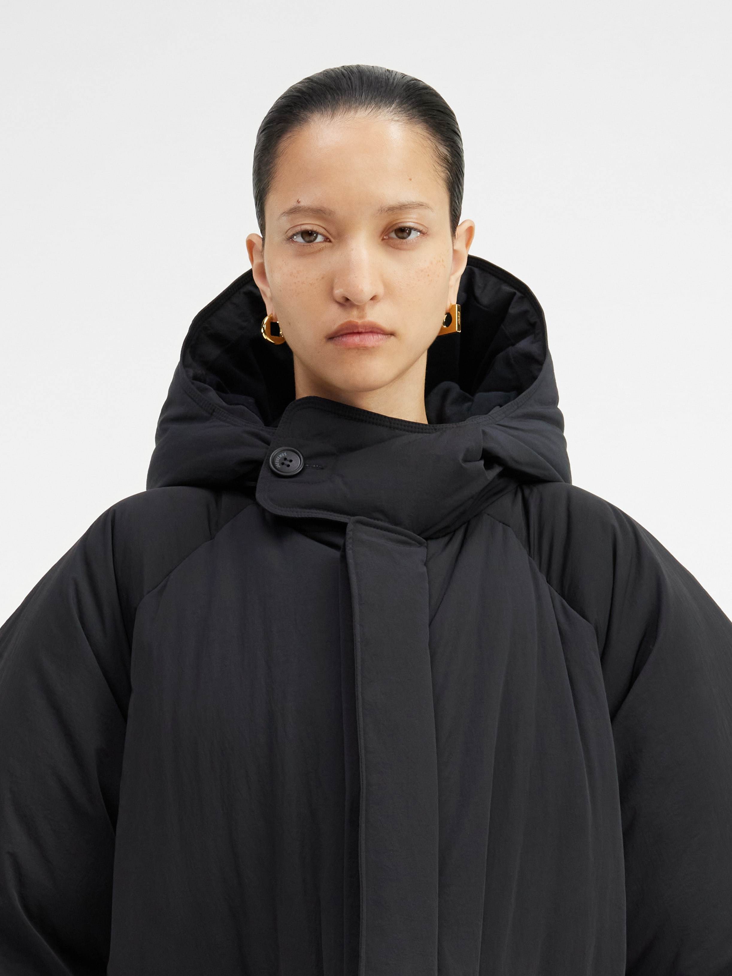 Jacquemus La Doudoune Capullo Drawstring Puffer Jacket In Black