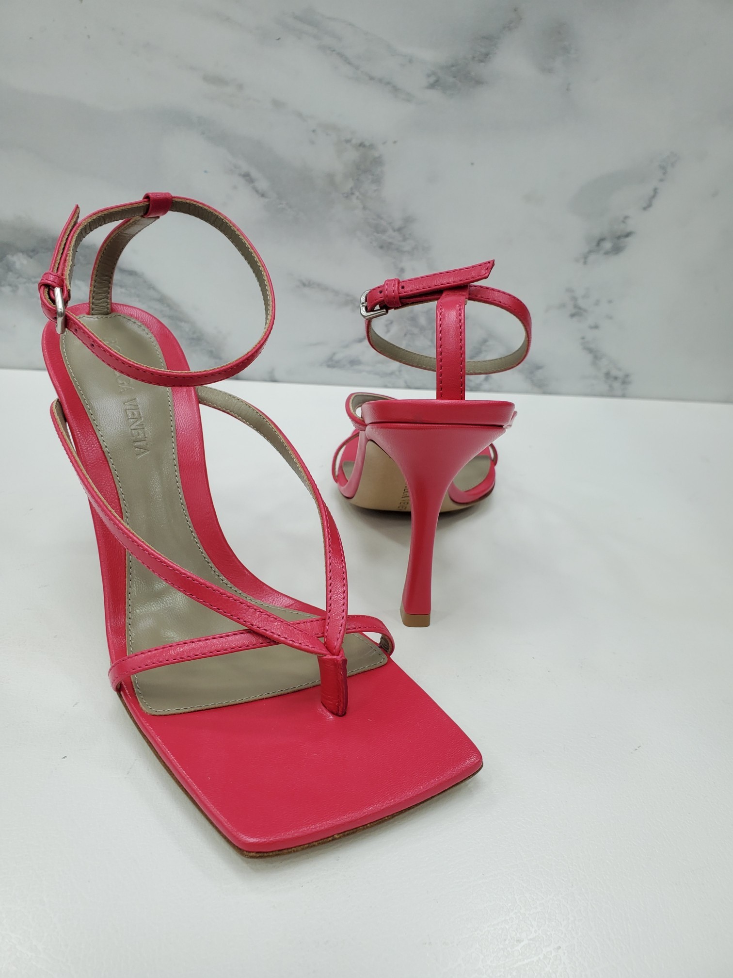 Bottega Veneta Woman Thong Sandal Fuchsia Size 6.5 Soft Leather In Red