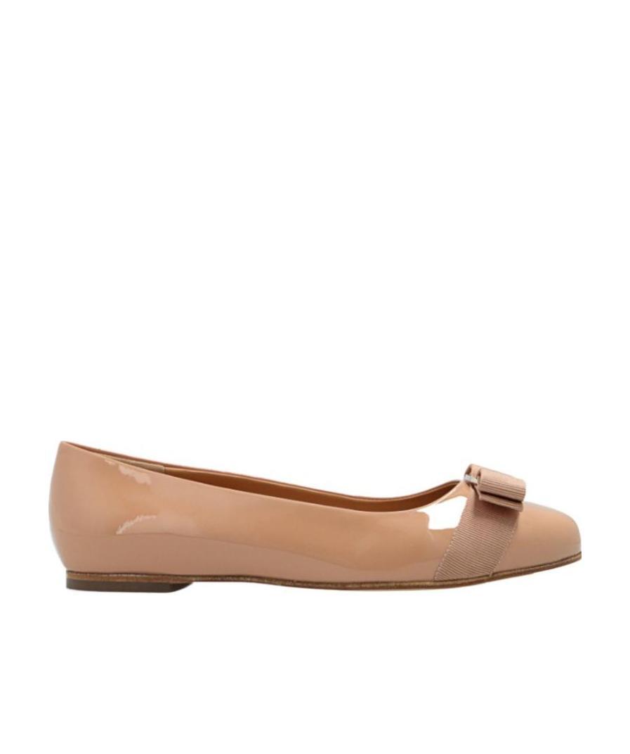 Ferragamo Varina Bow-detailed Patent-leather Ballet Flats In Brown