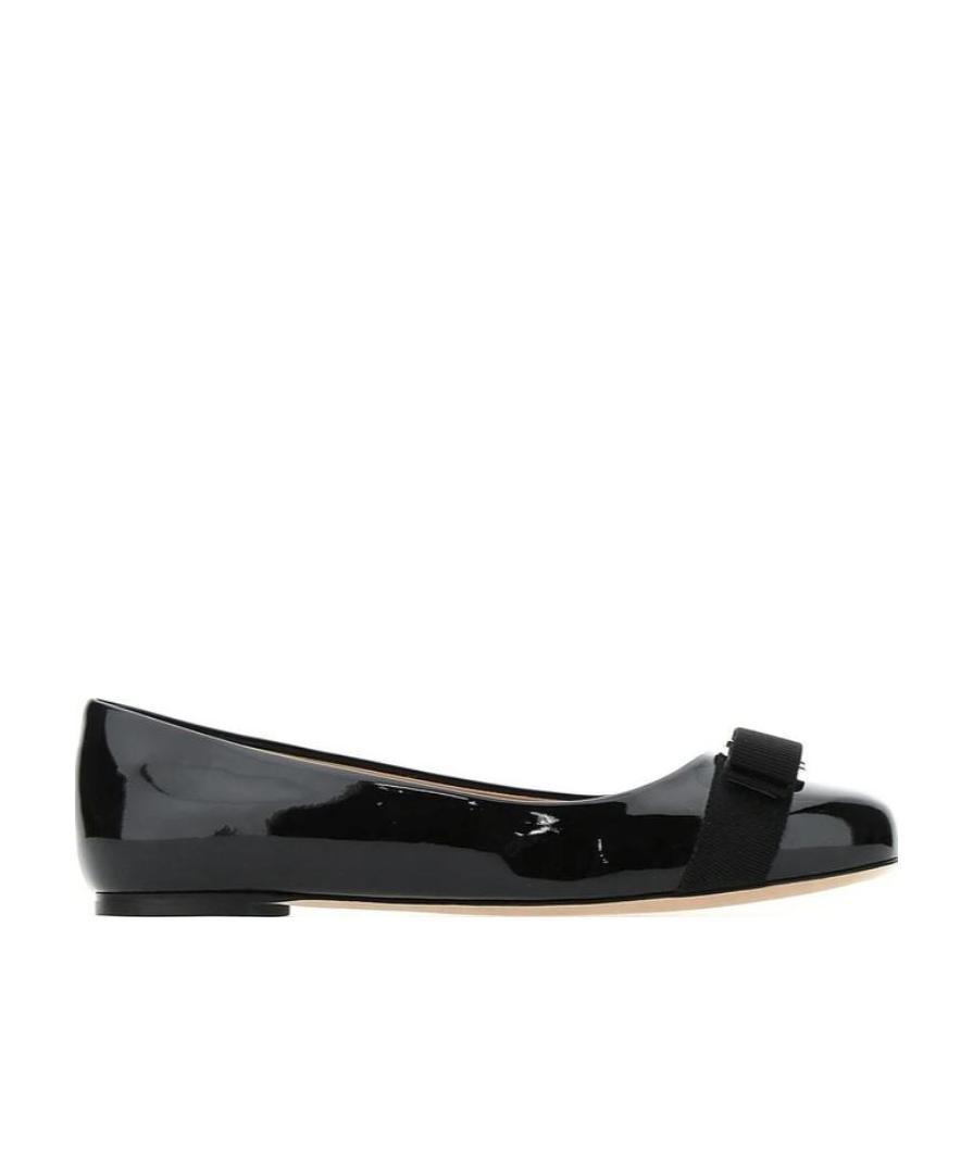 Ferragamo Varina Bow-embellished Patent-leather Ballet Flats In Black