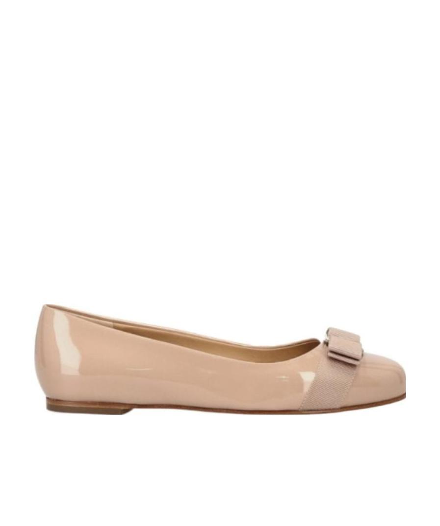 Ferragamo Varina Bow-detailed Patent-leather Ballet Flats In Nude