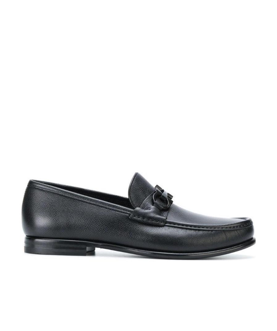 Shop Ferragamo Logo Business Casual Shoes In Black