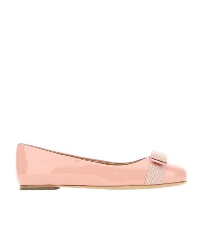 Ferragamo Varina Bow-detailed Patent-leather Ballet Flats In Nude