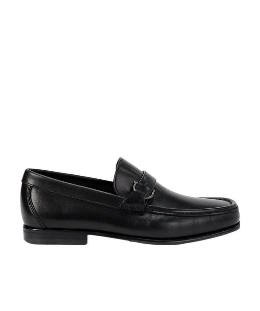 Ferragamo Logo Buckle Business Casual Shoes In Black