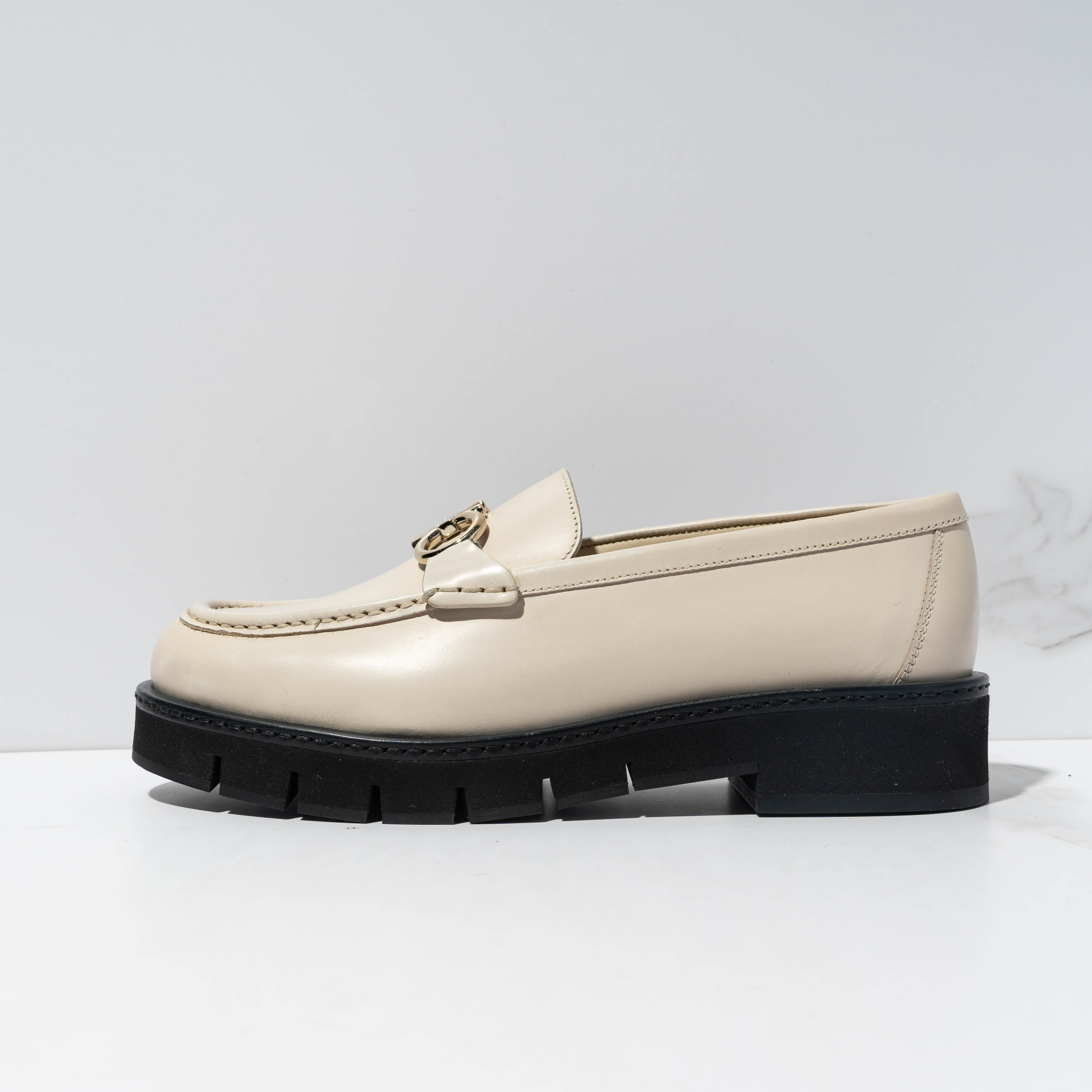 Shop Ferragamo Gancini-plaque Leather Loafers In Nude