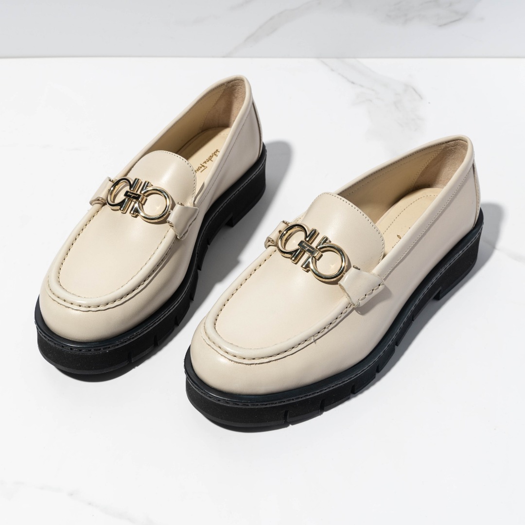 Shop Ferragamo Gancini-plaque Leather Loafers In Nude