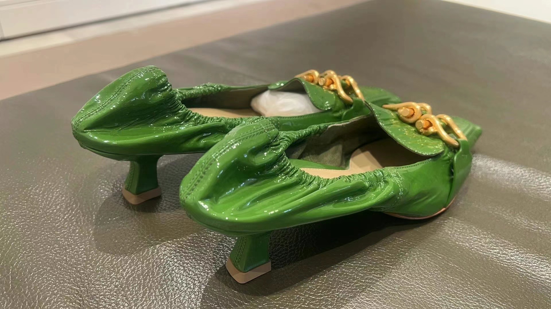Bottega Veneta Logo Lacquered Leather High Heels In Green