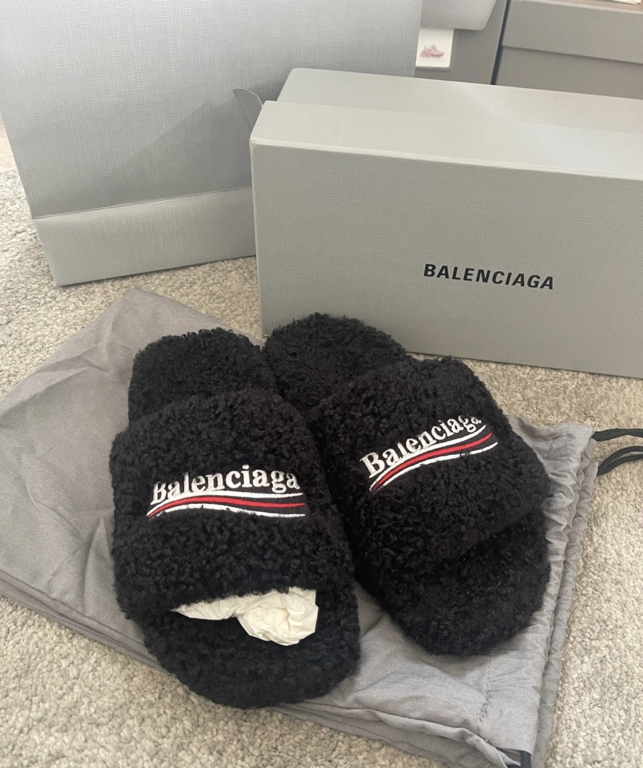 BALENCIAGA SANDALI FURRY SLIDE DA DONNA IN NERO